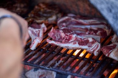 Çeşitli ızgara etler, ızgara yiyecekler..