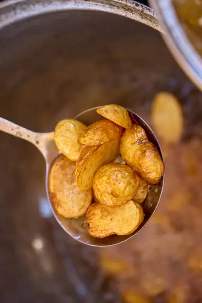 Patatas Fritas Una Sartén Hierro Aceite —  Fotos de Stock