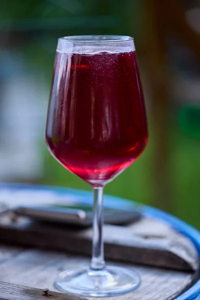 赤ワインとミネラルウォーターのグラスで — ストック写真