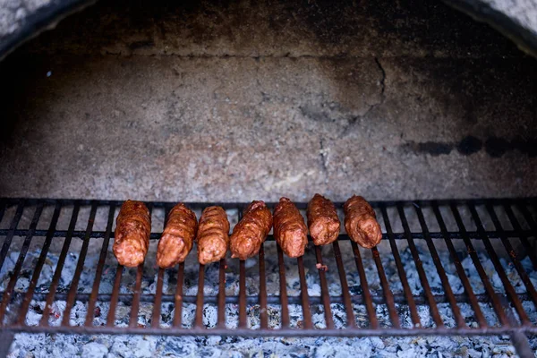 Příprava Masových Rohlíků Zvaných Mici Nebo Mititei Grilu Zblízka Gril — Stock fotografie