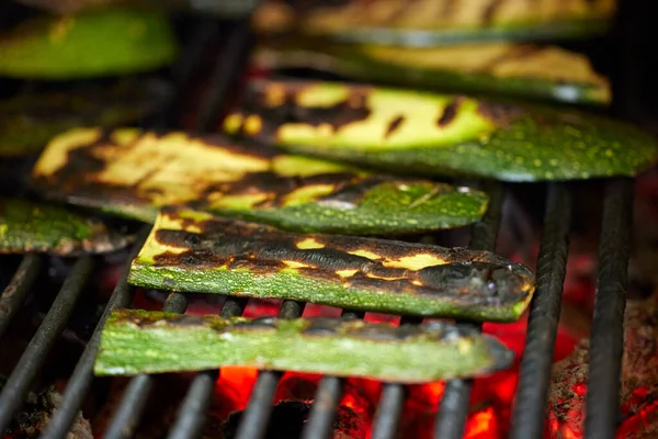 Gegrilde Courgette Met Toevoeging Van Tijm Citroenschil Knoflook — Stockfoto