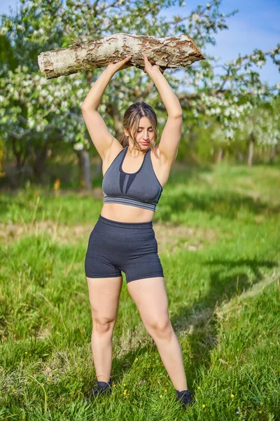 Porträt Einer Starken Frau Die Der Natur Trainiert — Stockfoto