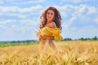 Tarlada mutlu, genç ve güzel bir kadın..