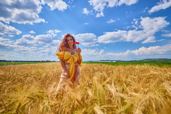 Щаслива Біла Молода Красива Жінка Полі — стокове фото