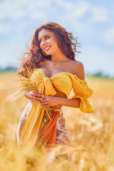 Una Giovane Bella Donna Caucasica Felice Campo — Foto Stock