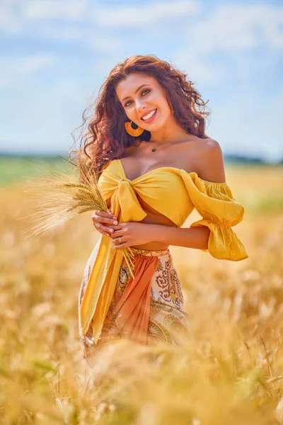 Glad Kaukasisk Ung Och Vacker Kvinna Ett Fält — Stockfoto