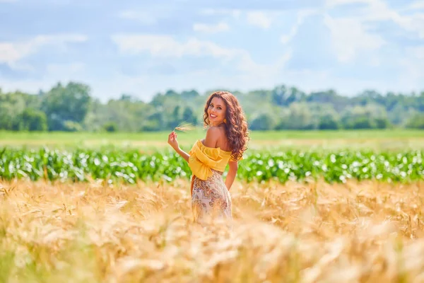 Una Giovane Bella Donna Caucasica Felice Campo — Foto Stock