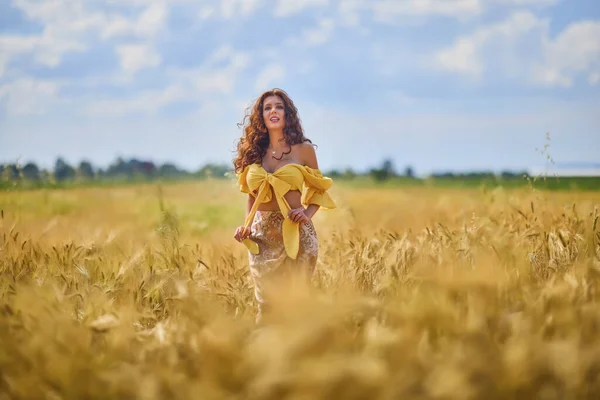 Eine Glückliche Kaukasische Junge Und Schöne Frau Auf Einem Feld — Stockfoto