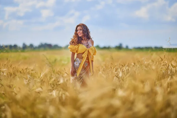 Una Joven Caucásica Feliz Hermosa Mujer Campo — Foto de Stock