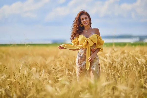 Una Giovane Bella Donna Caucasica Felice Campo — Foto Stock