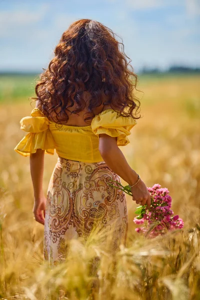 Una Joven Hermosa Mujer Caucásica Feliz Con Ramo Flores Campo — Foto de Stock