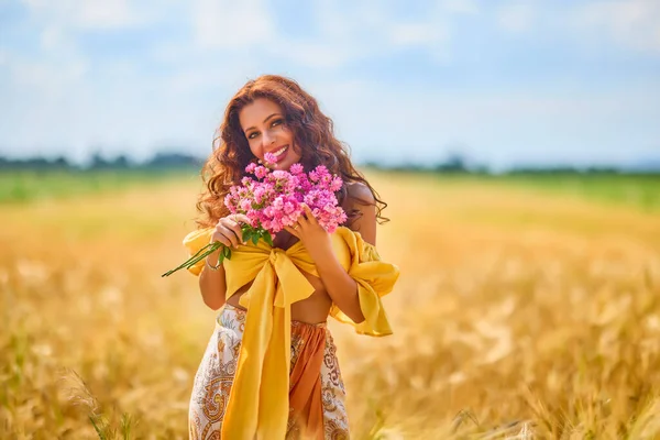Młoda Piękna Biała Kobieta Szczęśliwa Bukietem Kwiatów Polu — Zdjęcie stockowe