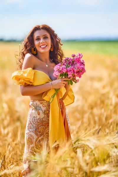 Ung Och Vacker Vit Kvinna Nöjd Med Bukett Blommor Ett — Stockfoto