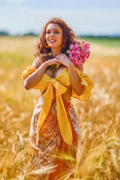 Молода Красива Кавказька Жінка Щаслива Букетом Квітів Полі — стокове фото