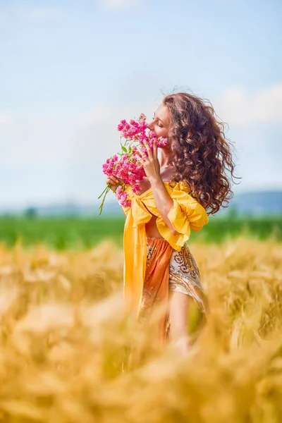 Een Jonge Prachtige Blanke Vrouw Gelukkig Met Een Boeket Bloemen — Stockfoto