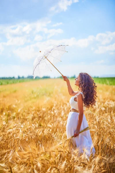 Vacker Kvinna Solig Dag Med Ett Paraply Ett Fält — Stockfoto