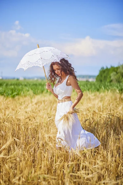 Μια Όμορφη Γυναίκα Μια Ηλιόλουστη Μέρα Μια Ομπρέλα Ένα Χωράφι — Φωτογραφία Αρχείου