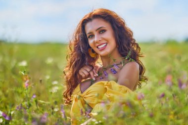 Haşhaş tarlasında çiçekli çekici bir kadın..