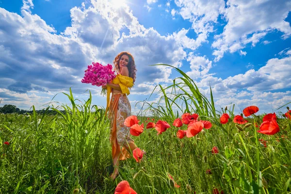 Aantrekkelijke Vrouw Een Papaverveld Met Bloemen Volle Bloei — Stockfoto