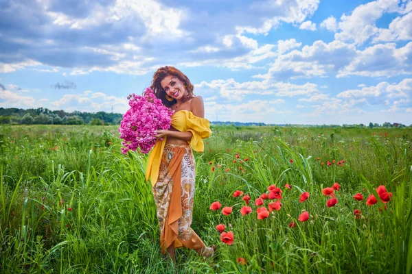 Atraktivní Žena Makovém Poli Květinami Plném Květu — Stock fotografie