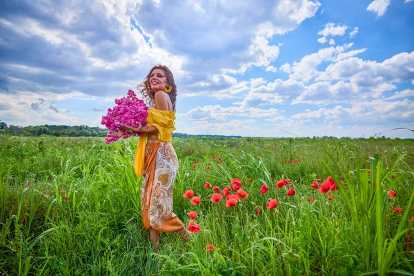 Aantrekkelijke Vrouw Een Papaverveld Met Bloemen Volle Bloei — Stockfoto