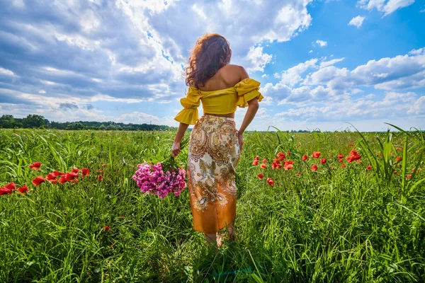 Aantrekkelijke Vrouw Een Papaverveld Met Bloemen Volle Bloei — Stockfoto