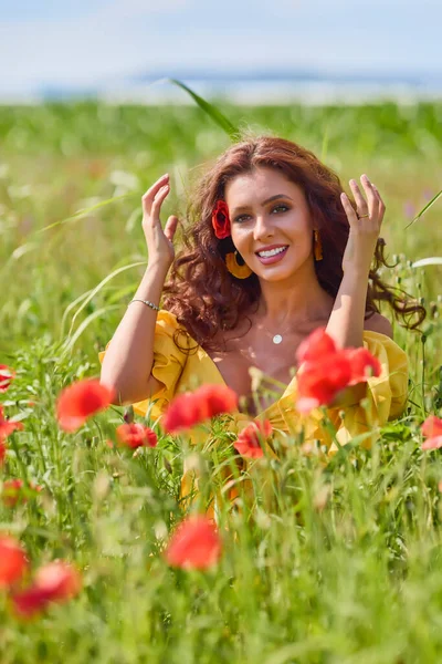 Attraktive Frau Einem Mohnfeld Mit Blühenden Blumen — Stockfoto