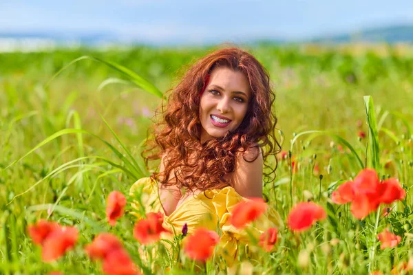 Ελκυστική Γυναίκα Ένα Λιβάδι Παπαρούνας Λουλούδια Πλήρη Άνθιση — Φωτογραφία Αρχείου
