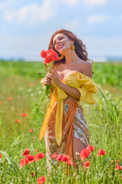 Atrakcyjna Kobieta Polu Maku Kwiatami Pełnym Rozkwicie — Zdjęcie stockowe