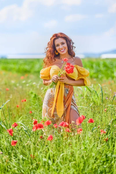 Donna Attraente Campo Papaveri Con Fiori Piena Fioritura — Foto Stock