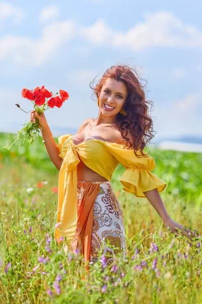 Mulher Atraente Campo Papoula Com Flores Plena Floração — Fotografia de Stock