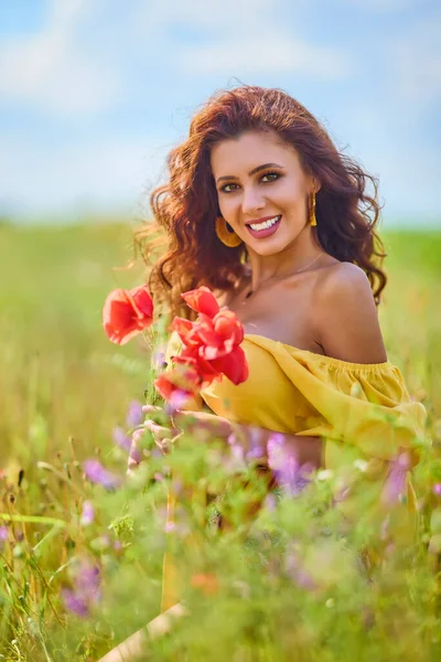 Mulher Atraente Campo Papoula Com Flores Plena Floração — Fotografia de Stock