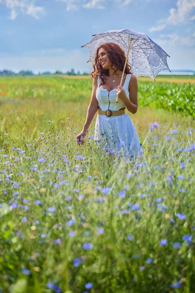 Mädchen Weißen Sommerkleid Mit Regenschirm Steht Hohen Gras Auf Dem — Stockfoto