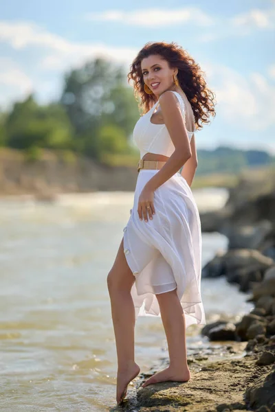 Yazın Nehrin Kıyısında Beyaz Elbiseli Güzel Bir Kadın — Stok fotoğraf