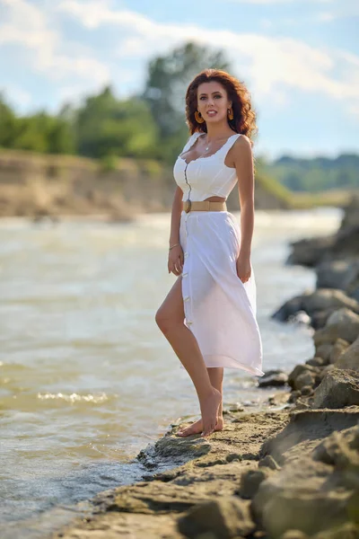 Schöne Frau Weißen Kleid Ufer Eines Flusses Sommer — Stockfoto