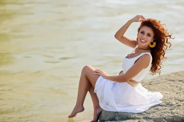 Beautiful Woman White Dress Bank River Summer — Stock Photo, Image