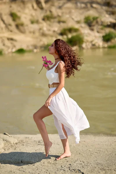 Όμορφη Γυναίκα Λευκό Φόρεμα Στην Όχθη Του Ποταμού Καλοκαίρι — Φωτογραφία Αρχείου