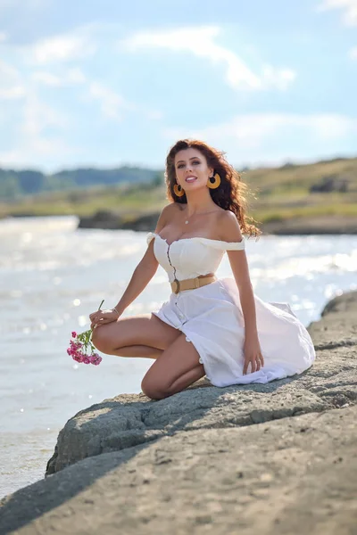 Schöne Frau Weißen Kleid Ufer Eines Flusses Sommer — Stockfoto