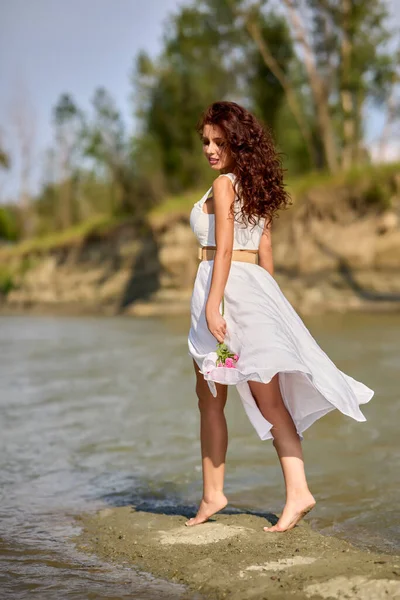 Schöne Frau Weißen Kleid Ufer Eines Flusses Sommer — Stockfoto