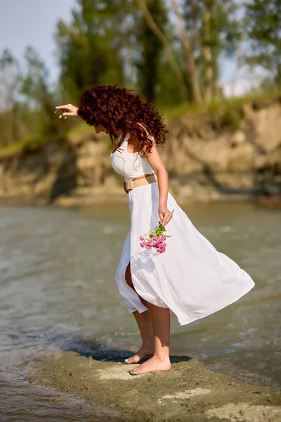 Mulher Bonita Vestido Branco Margem Rio Verão — Fotografia de Stock