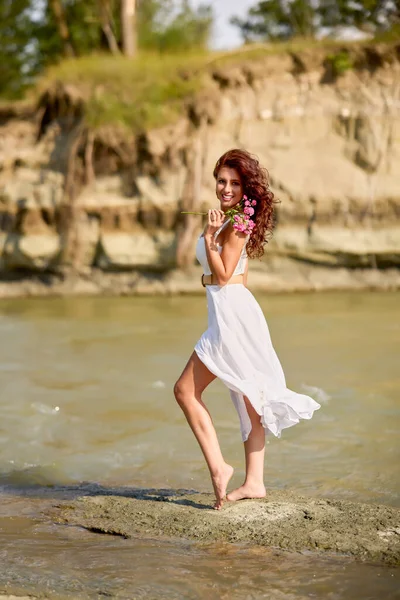 Mulher Bonita Vestido Branco Margem Rio Verão — Fotografia de Stock