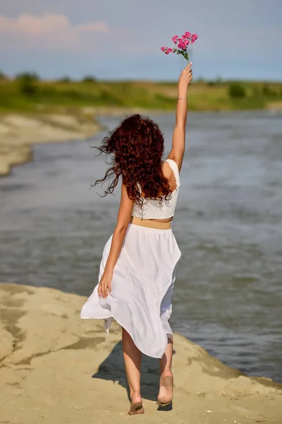 Όμορφη Γυναίκα Λευκό Φόρεμα Στην Όχθη Του Ποταμού Καλοκαίρι — Φωτογραφία Αρχείου