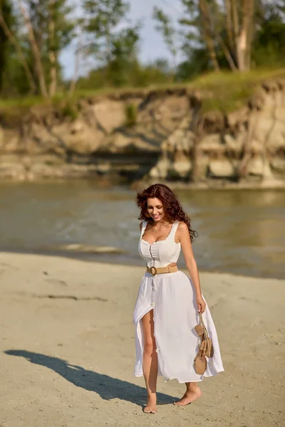 Красива Жінка Білій Сукні Березі Річки Влітку — стокове фото