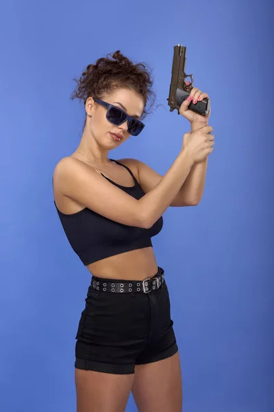 Belle Jeune Femme Aux Cheveux Bouclés Avec Pistolet Sur Fond — Photo