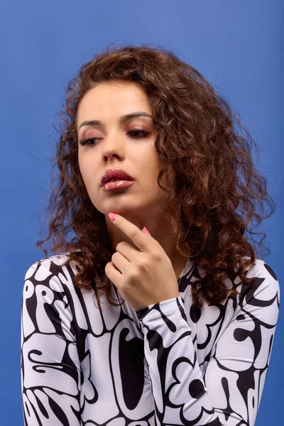 Jovem Mulher Bonita Com Cabelo Encaracolado Posa Diferentes Posições Fundo — Fotografia de Stock