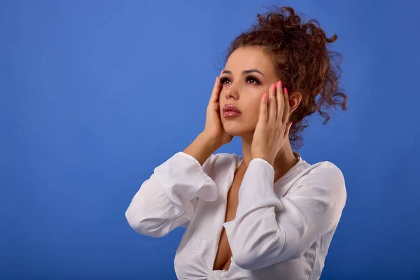 Portrait Une Belle Femme Aux Cheveux Bouclés Sur Fond Bleu — Photo