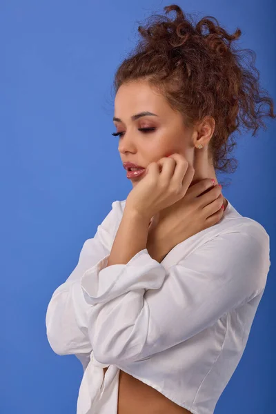 Portrait Une Belle Femme Aux Cheveux Bouclés Sur Fond Bleu — Photo