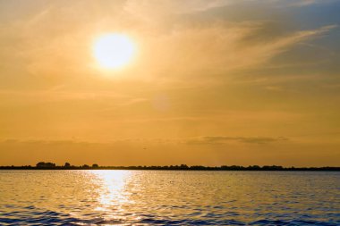 Tuna Deltası Romanya 'da gün batımlı manzara