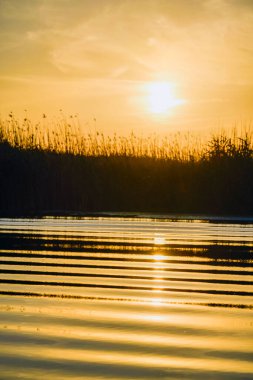Tuna Deltası Romanya 'da gün batımlı manzara
