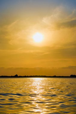 Tuna Deltası Romanya 'da gün batımlı manzara